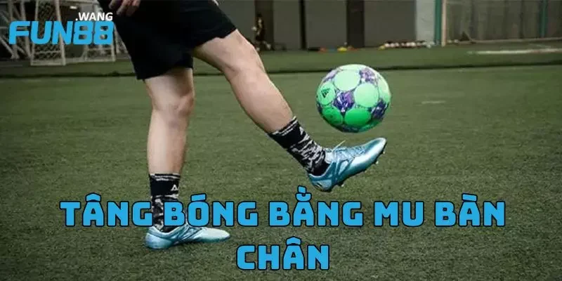 Hướng dẫn kỹ thuật tâng bóng dễ thực hiện nhất cho bạn 3 Tâng bóng bằng mu bàn chân